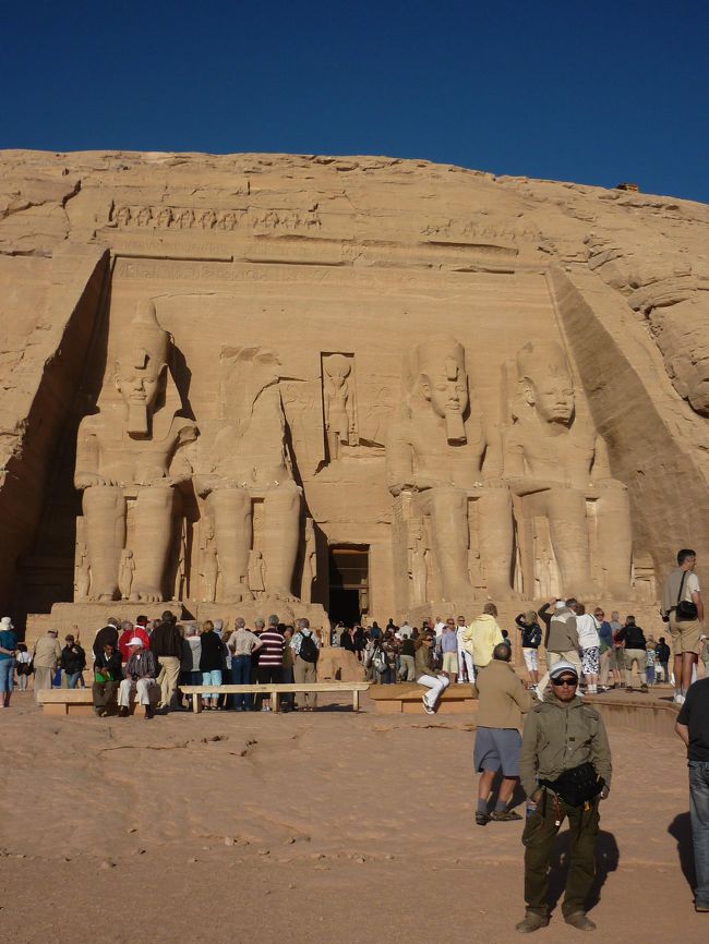そして　来ましたアブシンベル神殿！！<br />さすが　世界遺産第一号。ド迫力なんてもんじゃないくらい、すっげ〜事になってます！入場料　９０ｐ<br />（ｐ＝エジプトポンド。１ポンド約１７円）