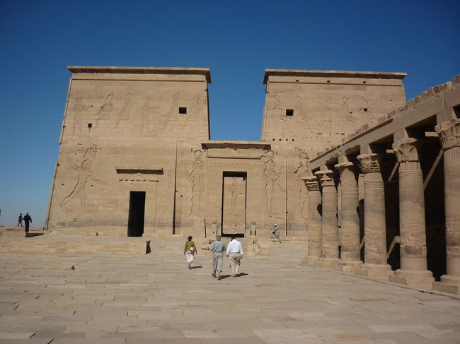 その後　イシス神殿へ。ボートで渡るんだけど価格表どおりには行ってくれません。５人で乗って一人７ｐ位なんだけど、３０ｐとか言ってきます。<br /><br />ねばって一人１５ｐで。