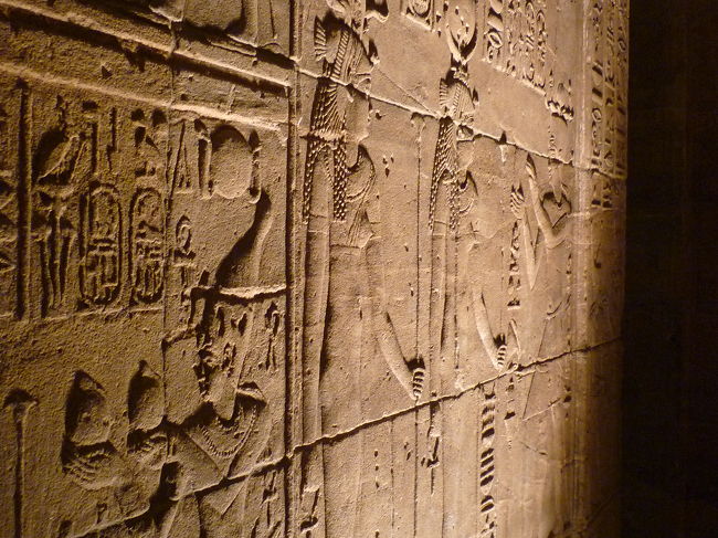 ここら辺のレリーフは浮き彫りになってます。周りを削っていく分　彫りこむよりも手間がかかりそうです。入場５０ｐ<br /><br />エジプトはそこら中に武装警官が居るので割りと安心ですが、ちょっと呑気な人も居ます。