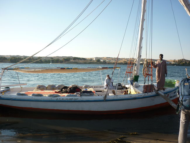 その後　フルーカ（帆船？）でクルージングして一泊します。総勢１０人で、ナイル川の景色に心を打たれました。