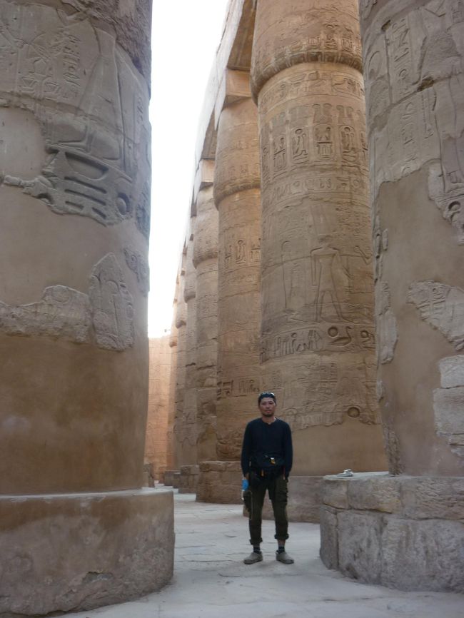 ルクソールに着いてすぐにカルナック神殿へ。大列柱室の柱は、だるま落としの逆パターンで一段ごとにしたから地面を盛り上げながら作ったそうです。<br />入場料６５ｐ