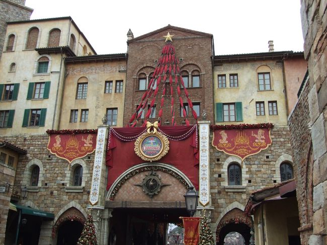 今年も結婚記念日のお祝いにやってきました。<br /><br />前日はいつも一睡もできない私<br /><br />もうだいぶいい大人なのに、なんどもディズニーにきているのにいつも眠れない。<br />も〜!!<br /><br />羽田を通過していた時にオバマさんのエアホースワンをちら見しました。<br /><br />今日のお天気はいまいち。<br />雨風が強い時間もあるみたい。