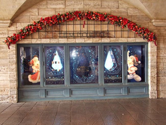 ショーウィンドーも素敵に飾りつけ。<br /><br />きれいだなぁ。<br /><br />でも、もうかったるい。<br />