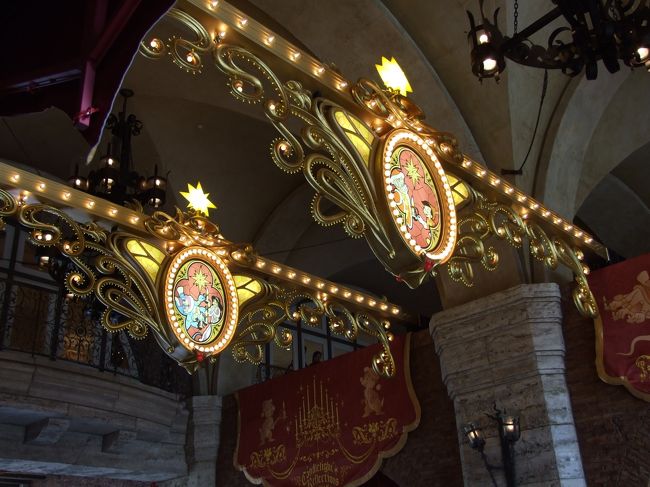 ミラコスタの下にはこんなデコレーション。<br /><br />きれいだわ〜