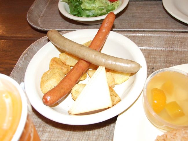 いきなり食事ですみません。<br /><br />強風で船や列車がストップ。<br /><br />ロストリバーデルタまで歩いてきました。<br />しばらく歩いてないからゼィゼィしちゃって・・・ハァハア<br /><br />雨が降りそうなので、近場のベースキャンプグリルで早めのランチに。