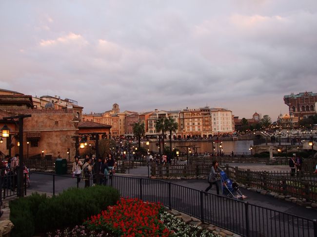 夕暮れ時です。<br /><br />さすがに眠くなってきました。<br /><br />ディズニーランドホテルにチェックインに行きましょう。