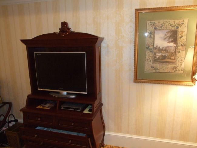 お部屋に案内されました。<br /><br />フロントで、ミッキーからお誕生日ｶｰﾄﾞと結婚記念日のお祝いｶｰﾄﾞをいただきました。<br /><br />