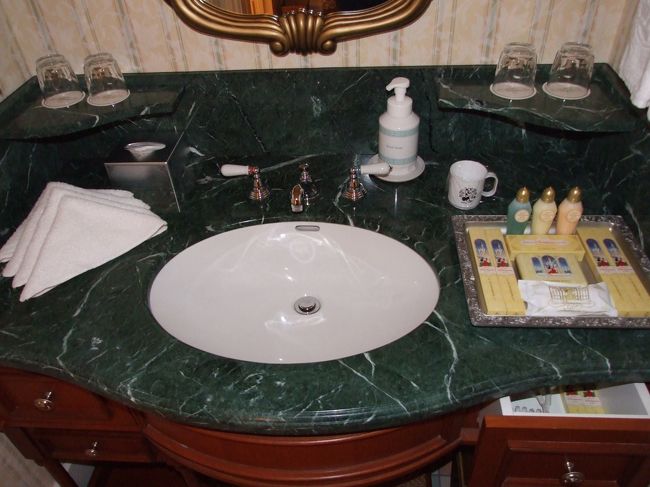 こちら洗面台。<br /><br />ミッキーアメニティー全て持って帰ります。<br /><br />ここのハンドソープの匂いが好き。<br /><br />何度も手を洗ったわ。