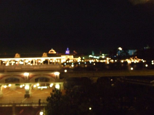 お部屋からの景色です。<br /><br />なんとここのお部屋、シンデレラ城が見えるんです。<br /><br />スタンダードルームなのに、いいお部屋でした。<br />しかもね、角部屋なんだ。<br />窓をあけると音楽が聞こえるし、夢の国の一番近くですよ〜<br /><br />夜のディナーがなければ部屋から花火が良く見えたんだろうなぁ。<br /><br />部屋から外までも近くて外出しやすい。<br />ダーリンも絶賛。