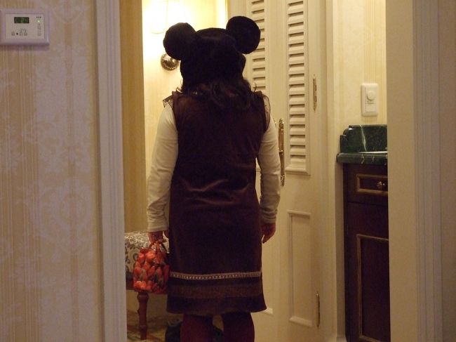 ささっディナーへいくわよ!!<br /><br />ダーリンはこの姿を見て爆笑<br /><br />クマだよ<br />クマだよ<br /><br />ヒヒャヒャヒャヒャーーーーー!!<br /><br />たしかに。<br /><br />いや。<br />ミッキー様に間違えられるかも。<br />