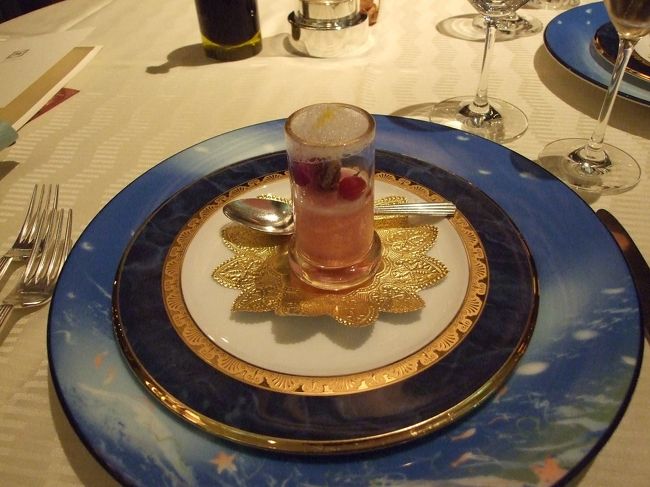 アミューズ<br /><br />クリームチーズと何やら入ってた。<br />マイクロトマトとか。<br /><br />まぁ。うまい。