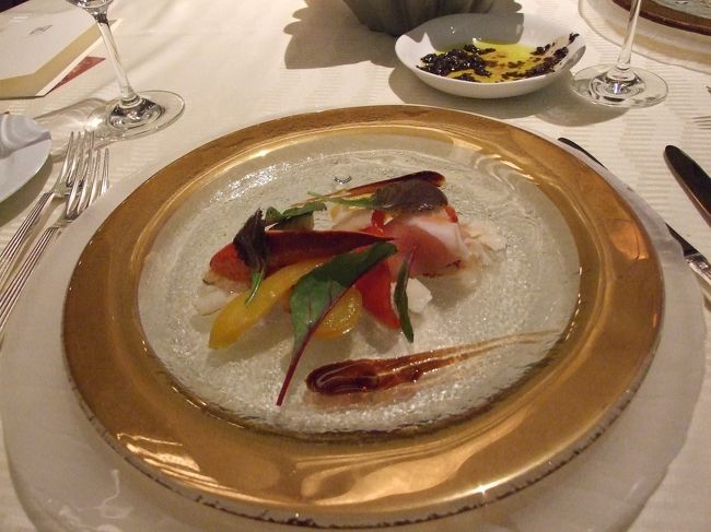 オマールエビとハモン・セラーノのサラダ<br /><br />オマール海老ってこんな旨いものだったかしら。<br /><br />旨いぜ旨いぜ<br />ハモンも旨いぜ、これって生ハムだよな。<br /><br />