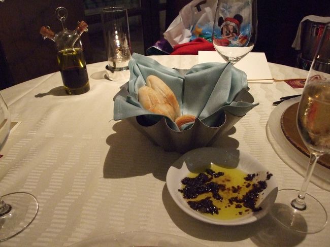 オチェアーノのパンもまた旨し。<br /><br />今年は体調不良なのでいつものように、パンを食べ過ぎないように気をつけた。<br /><br />だって、旨いんだもの。<br />メインの前におかわりしちゃうほど。