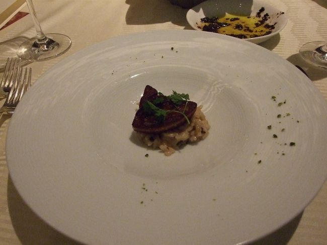 フォワグラのポアレ　トリュフソース　茸のリゾット<br /><br />皿が運ばれた瞬間にダーリンが｢変えて」と。<br /><br />こっちのフォアグラのが大きいですと。<br /><br />なぬー<br />でもいいよ。<br />みい、体調不良だし。<br /><br />ディズニーのフォアグラ超旨いんだ。<br />フランスのフォアグラなんて目じゃない。<br /><br />私はここのが一番好き<br /><br />チビチビ食べながら、夜景とともにダーリンとこの4年を振り返るのだ。