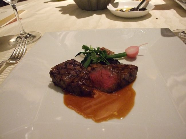 特選和牛フィレ肉のグリル<br /><br />うめーうめー<br />やっぱ肉だよ肉!!<br /><br />あぁぁ、ほんと幸せ。<br />お肉柔らかいし、美味しい。<br /><br />ダーリンもシャンパン飲んだり、ここでは赤ワイン飲んだり本当に楽しそう。<br /><br />私はエンドレスのウーロン茶ですが。<br />