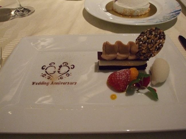 コースのデザート<br /><br />マロンのクリームが美味しかったな。<br />たしか、ハロウィンの時のデザートと同じリームの味がするんだけど・・・。<br /><br />