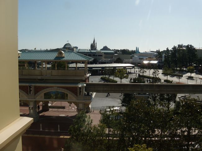 朝です。<br /><br />よく寝ました。<br />カーテンあけようとしたら、まぶしいくらいの太陽。<br />ちぇ。<br /><br />昨日の天気と真逆だ。<br />ゆっくり寝て12時ギリギリでチェックアウトしました。