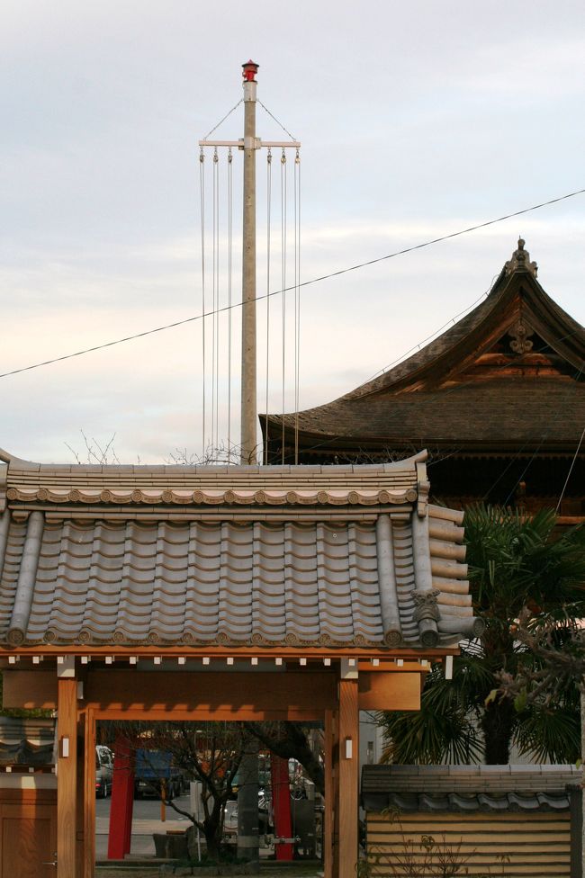法花院の見学を終えて、甚目寺観音の境内に戻る途中での撮影です。空が茜に染まり始めました。