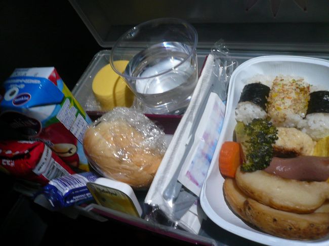 こちらはチャイルドミール。<br />実は大人用の方が好みな娘なのですが、今回はおにぎりによろこんでいました。<br />爆睡していたので、起きてから・・・冷めてしまっていたので、おにぎりぐらいしか食べてなかったかな。