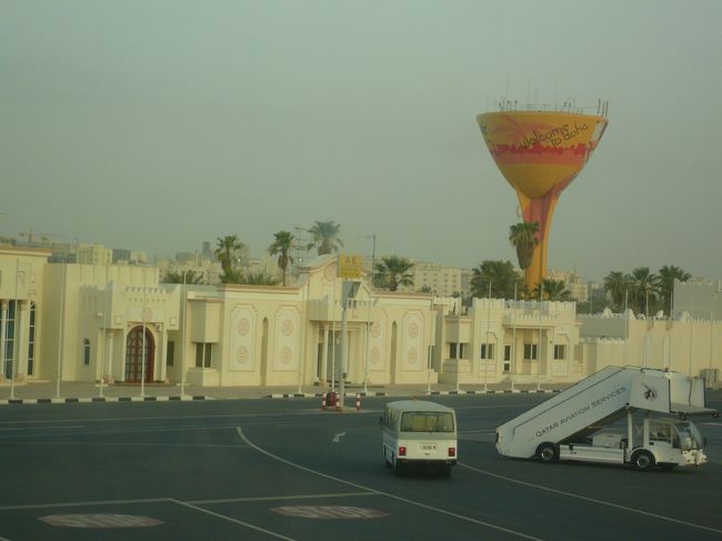 ドーハ国際空港。<br />同じ写真、何枚あるだろう〜と思いつつ、また撮っていました。