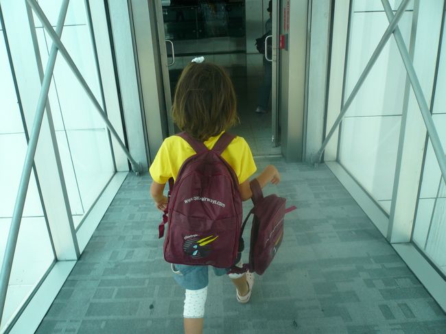 イスタンブール、アタトゥルク国際空港に到着。<br />カタール航空では、子どもにたくさんのアメニティをくれます。このえんじ色のリュックにいろいろ詰まっています。行きで２つ、帰りで２つ。。。１回で計４つもらいました。家にもたくさんごろごろしているので、今回はきれいに持ち帰り、娘の友だちへのおみやげにしました。<br />