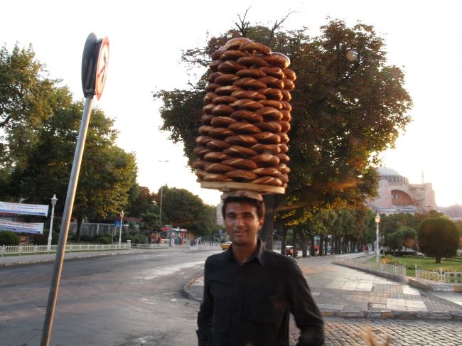 早朝のブルーモスク前で、スィミットを売っている人。少し固め、中はもちもちのゴマパンです。