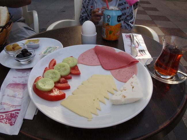 カフェで朝食を食べると、きれいに盛り付けられて出てきます。ホテルも内容はほとんど変わりませんが、ちょっと優雅な気分に。