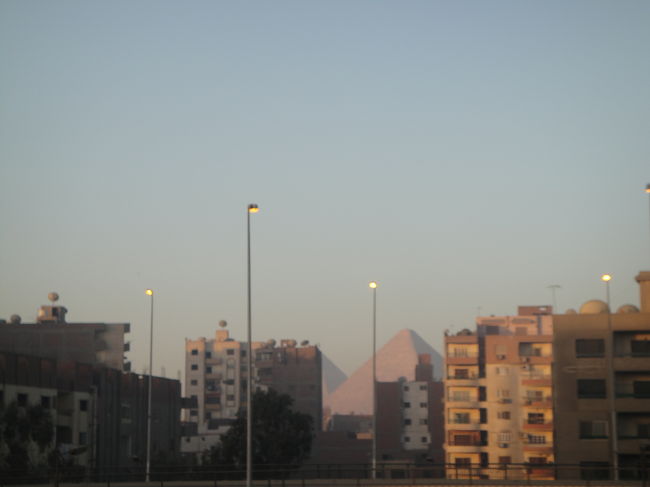今日はエジプト旅行の最終日。<br /><br />午前中は自由行動です。<br /><br />宿泊先「ピラミッドホテル」のバルコニーからの風景です。<br />かろうじてピラミッドビュー！<br /><br />