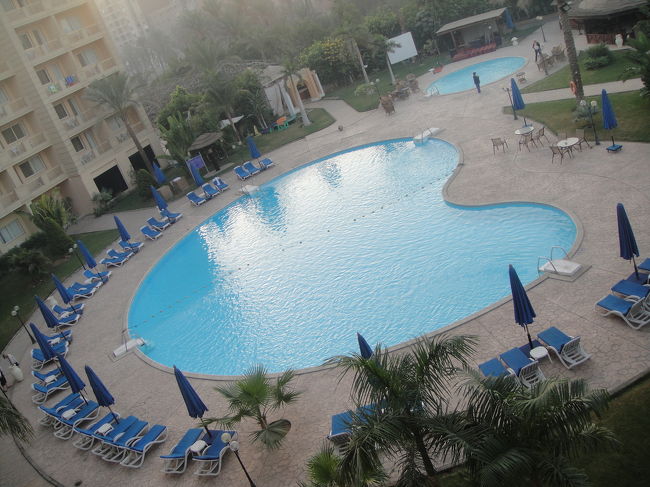 ホテルのプール。<br /><br />ハート型がかわいいです。<br /><br />夜にはこのプールサイドでノリノリの音楽に合わせてみんなでダンスしてました☆<br /><br />ステキなホテルです☆