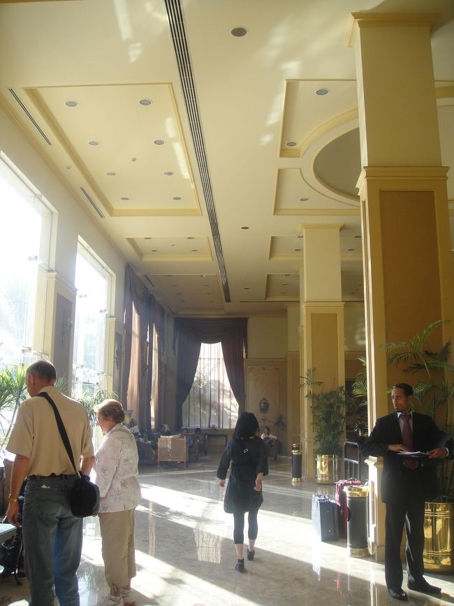 ホテルのロビー。<br /><br />この日ホテルのタクシーデスクでタクシーを手配してもらいました。<br /><br />ホテル→カイロ博物館→オールドカイロ→ホテル<br />で２人で４０ドル。<br />高いけどまぁホテルタクシーなのでしゃーない＝３<br />