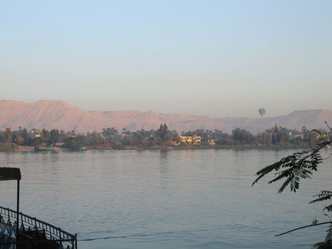 関空、昼出発→ルクソール、夜到着だった為、一日めは着いたら寝るだけ。<br /><br />夜は疲れてて見なかったけど、窓の外はナイル川。<br />大きい！長い？！<br /><br />パッケージツアーの旅行を申し込むと、立派なホテルで嬉しいなぁ（＾＾）<br /><br /><br />