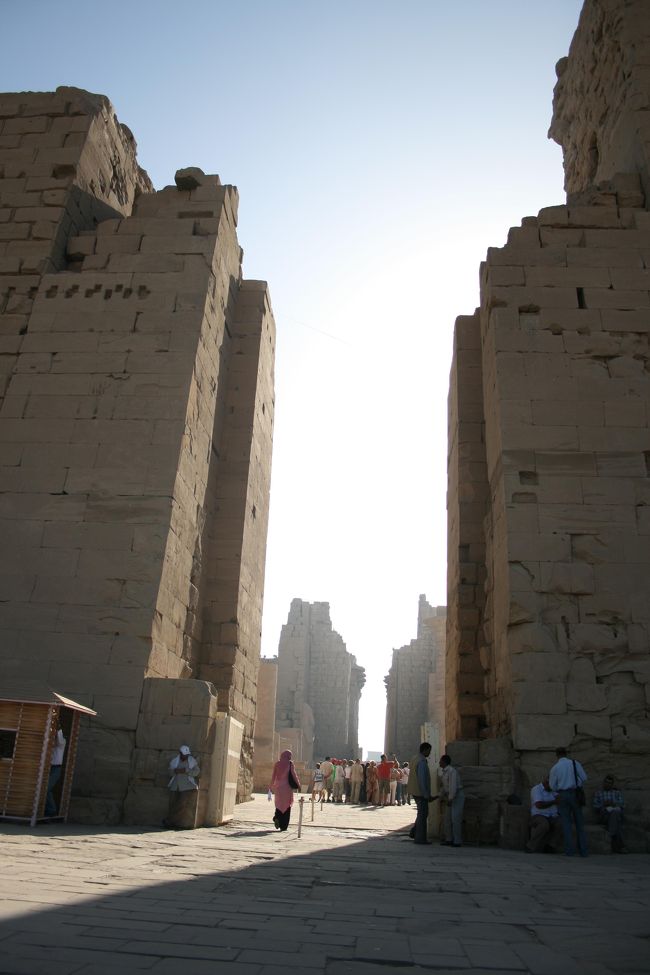 カルナック神殿入り口。<br /><br />こんな、テレビでしか見たことないものを目の当たりにすると、本当に感動します（T.T）