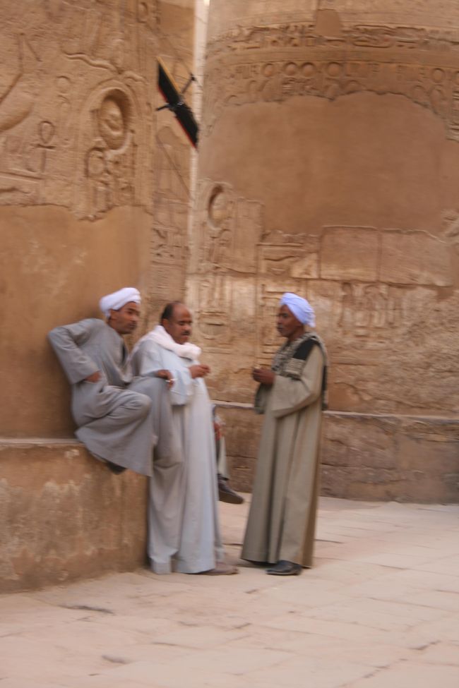 ここで働いてる人？<br /><br />同じツアーの人は、「こっちにくると、いい写真が撮れるよ」と言われ、着いていったら、チップを請求されたらしい（＞＜）<br /><br />小さく稼いでくるな〜