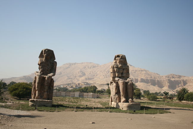 ―お昼ご飯後―<br /><br />メムノンの巨像。<br /><br />夜になると、『メムノン〜メムノン〜TT』と泣くらしい…。<br /><br />その後、王家の谷へ。<br />残念ながら、カメラ厳禁。