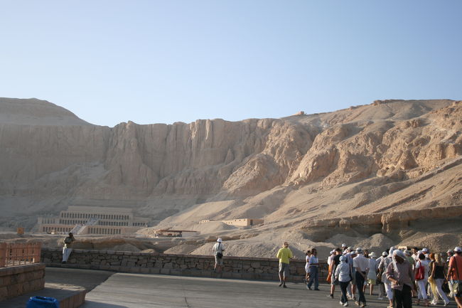 ハトシェプスト女王葬祭殿。<br /><br />入り口から、建物まで、トロリーみたいな車で連れていってくれる。<br /><br />運転手さんが、助手席に座れ座れと、やたら誘ってくると思ったら…座ったおっちゃんは、チップを渡してました（＊_＊；）