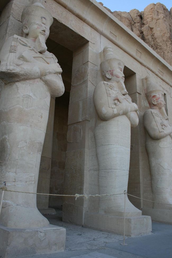 ガイドのターメルさんは、話上手（゜▽゜）<br />ハトシェプスト女王と、トトメス３世の喧嘩話を、魅力的に語ってくれて、引き込まれました。<br />橋田ドラマのように。<br /><br />ただ、土産物屋に厳しく、ここのお土産屋さんに捕まった人を、激しく叱っていました…