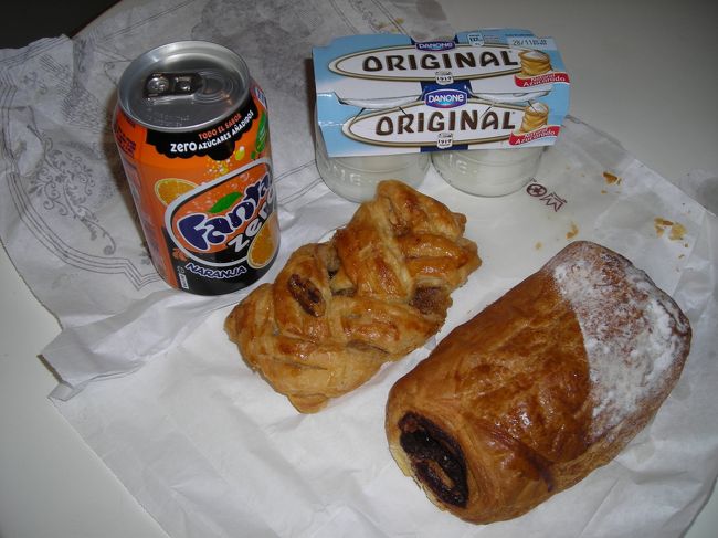 １１／１２(木)<br /><br />朝食の近所のパン屋で買ったパンと隣のスーパーで買ったヨーグルト。<br /><br />マラガ駅へ。<br />昨日のことがあったのにもかかわらず、ケチんぼの夫は「バスで行く」と言う！<br />「歩いて２０分ほど距離だし、道も把握できたし、本来の予定では”歩く”予定だったんだからね。バスに乗れるだけありがたいと思いなさい」と。<br /><br />「絶対反対！」「タクシー、タクシー！」と強硬に反対する。<br /><br />チェックアウトを済ませると、レセプションの女性は「タクシー？」と聞いてくれた。<br />つかさず「Ｙｅｓ，ｐｌｅａｓｅ！」と答える私。<br /><br />へっへーーん！<br />（タクシー代　5ユーロ）