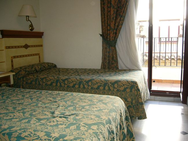 コルドバ駅からホテルまでもタクシー！<br />（ケチケチ夫は嫌そうだったけど、ホテルまでの道のりは非常に入り組んでいて迷ったかも。タクシーで正解。）<br /><br />Hotel Conquistador<br />(エクスペディアで予約　１泊11282円)<br /><br />今まで泊ったホテルと比べると大差ないレベルのホテルなのに高い！メスキータの目の前という場所代が高いのかな？<br /><br />鍵をもらって部屋へ。<br />カードキーを差し込んでも明かりがつかない。<br />近くで掃除をしていた女性を呼んで調べてもらうが・・つかない。(調べると言っても、差し込んでは叩き、差し込んでは叩き・・しただけ)<br /><br />レセプションで修理の人を呼んでもらう。<br /><br /><br /><br />