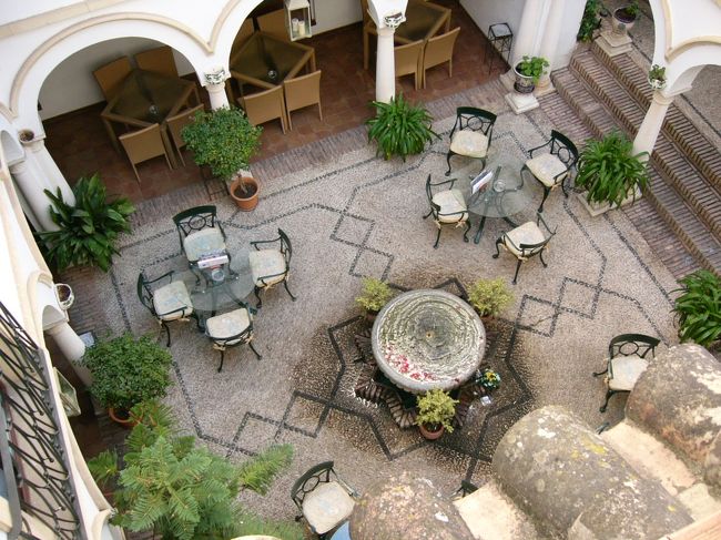 やってきたオジサンは部屋にある電化製品のプラグを抜いてはブレーカーを入れ直し「おー、惜しい」と落胆しながら、別のプラグを抜いてブレーカーを入れ直す。<br />いい加減こっちも疲れてきて「部屋を変えて」って頼んでみるも、「大丈夫」「次はこれを抜いて・・」と、原因探しに一生懸命。(なんか、とってもイイ人っぽい)<br />ようやくテーブルランプが原因であることを突き止めて満足気。<br /><br />テレビの電源を入れ、わざわざ中国語番組に変えてくれる。（違うってば！）<br /><br />「あとで代わりのものを持ってくるから」と言い残してランプを持ち去った。が、代わりがやってくることはなかった。<br /><br />部屋のセーフティーボックスの鍵はレセプションで借りる。<br />保証金として20ユーロが必要。(ちゃんとチェックアウト時に返してくれます)<br /><br />写真は部屋のバルコニーから見える中庭。