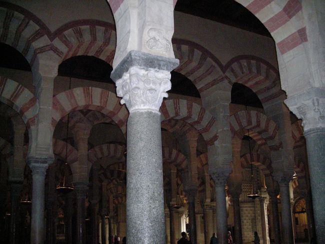 話を戻して、メスキータ見学。<br />（入場料・1人・8ユーロ）<br /><br />入り口で日本語のパンフレットをもらうが、翻訳機にかけたような日本語で、読んでいても頭の中に染み入ってこない。<br /><br /><br />