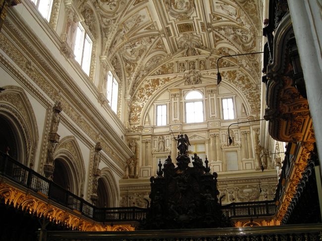 中心に位置するキリスト教の大聖堂部分。<br />きらびやかです。