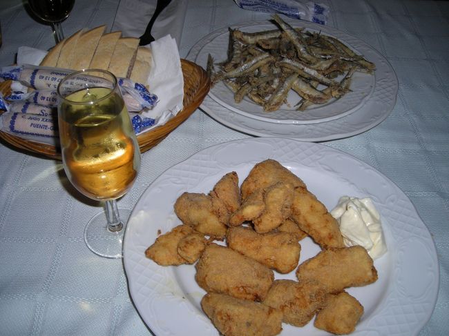 お昼のセットには飲み物もついていた。<br />喉が渇いていていたのでビールを選んだのだが、<br />先ほどメニュー選びを手伝ってくれた(結果的には手伝ってないけど・・)おじさんが再び現れた。<br />「なーんだ、ビールを飲んでいるのかーー、ここのワインは美味しいんだぞ！」とおじさんがワインをご馳走してくれた。<br /><br />このおじさんの娘さんは大阪に住んでいるのだそう。<br />で、日本人が大好きって。(嬉しい！)<br /><br />メイン。<br />１品は小魚のフリッター。マラガで食べたものと同じだ。<br />シンプル・イズ・ベスト。<br /><br />もう１品は、レモンとにんにくでマリネにした白身魚をフリッターにしたもの。味がしっかりと付いている。<br />アイオリソースが添えられている。<br /><br />薄味の小魚と、しっかり味の白身魚。半分ずつシェアしてちょうどイイ感じ。<br />