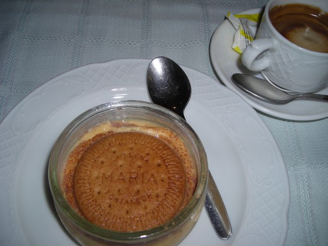 もうお腹がいっぱいで胃袋に余分な隙間は無かったのだが、せっかくなので１品はデザートに。もう１品はコーヒー。<br /><br />デザートはカスタードクリーム。オールスパイスを振りかけて、「マリー」ならぬ「マリア」ビスケットが載っている。<br />クリームの水分を吸ってしっとり。<br />どこか、インスタントっぽい味がしなくもないが、こういうものならお腹がいっぱいでも美味しく食べられる。<br /><br />以上で1人8ユーロ。<br /><br />入り口にクレジットカードのシールが貼られていたのだが、なにやらの理由で(聞き取れませんでした)使えず、ニコニコ現金払い。