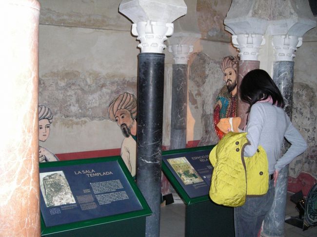 アラブ浴場を見学。<br />(入場料・1人・2ユーロ)<br /><br />昔はこんな風に使われていたんですよ・・という説明のビデオを見せてもらう。<br />その後に見学。<br /><br />あまり広くはなく、短時間で見学終了。<br /><br />