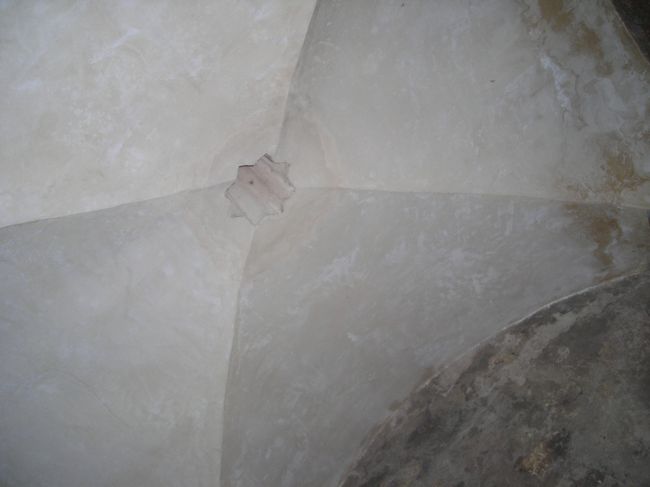 正直、今一歩興味が持てなかったが、<br />唯一、興味を覚えたのがこれ。天井に開けてある空気穴。<br />お尻の穴みたい(?)<br />