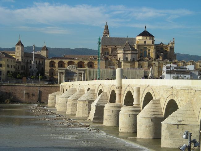 ローマ橋を渡った所から見るメスキータ。<br /><br />橋のたもとは只今工事中。<br />