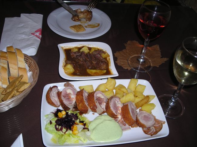 夕食<br /><br />メスキータ東側の通りと、裏側のcardenal gonzalez通りが交わる所にあったレストラン。(名前を忘れてしまいました)<br /><br />なぜここに入ったと言うと、ここのメニューはどれも３段階(タパス・ミドル・フル)のサイズが選べるから。<br /><br />まだ昼食が消化しきれていなくて軽く食べたかったので。<br /><br />手前はコルドバ名物のフラメンキン(Flamenquin)。<br />これはフルサイズしかなかった。<br />エビを芯にして、生ハム、チーズが豚肉で巻かれている。<br />表面には脂のネットでも巻いてあるのか、パリッパリに揚がっています。<br />外はパリパリ、中は柔らかくジューシー。<br /><br />添えられている緑色のアイオリソースがまた旨い。<br /><br />奥は、これもコルドバ名物のrabo de toro(牛テールの煮込み)。<br />これはタパスサイズ。<br />ガイドブックにはドライフルーツと一緒に煮込まれていると書かれているので甘味かと思っていたけど、この店のものは甘くなく普通のデミグラスソースっぽい味。<br /><br />徐々にお客さんがやって来て、私たちが店を出る頃には満席に。<br />(ほとんどが観光客のようでしたが)<br /><br />ちょうどお腹いい加減に、美味しい食事が出来て満足！<br /><br />＋飲み物２杯で16.3ユーロ