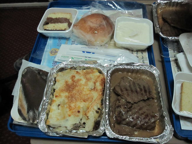 車内食。<br /><br />なかなかいける。<br /><br />ケーキは、砂糖の塊のごとく甘〜〜い。<br /><br /><br /><br />