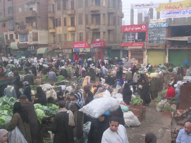 急ブレーキと停車がやたらと多っ、<br /><br />ぐっすり眠れなかった（涙）<br /><br />そのおかげで、こんな朝市の写真が撮れたりも★<br /><br />外から手を振ってくれる人、多々あり。<br />エジプト人は、いささか商売熱心すぎますが、フレンドリーな人が多くて、安心して旅ができました。<br /><br />