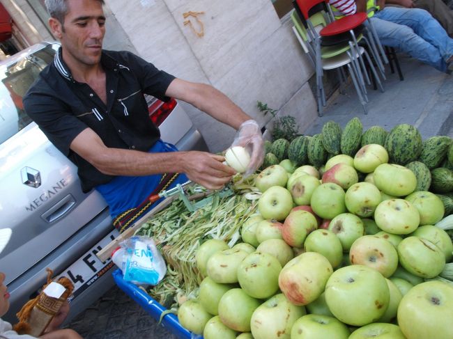 りんご屋さん。<br />くるくるとまわすと、皮がむけてらせん状にカットされてます。塩をふって食べますが、ちょーっと渋めでした〜